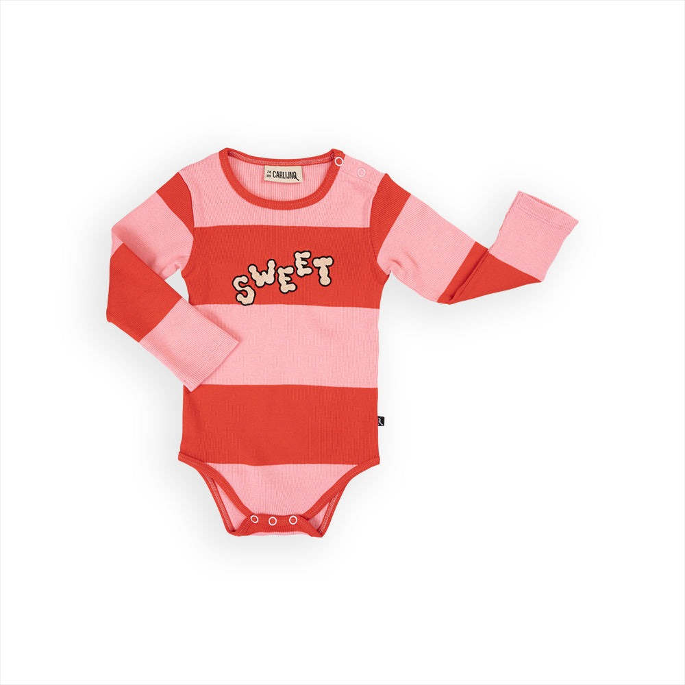 Een romper met rode en roze strepen met daarop de tekst sweet.