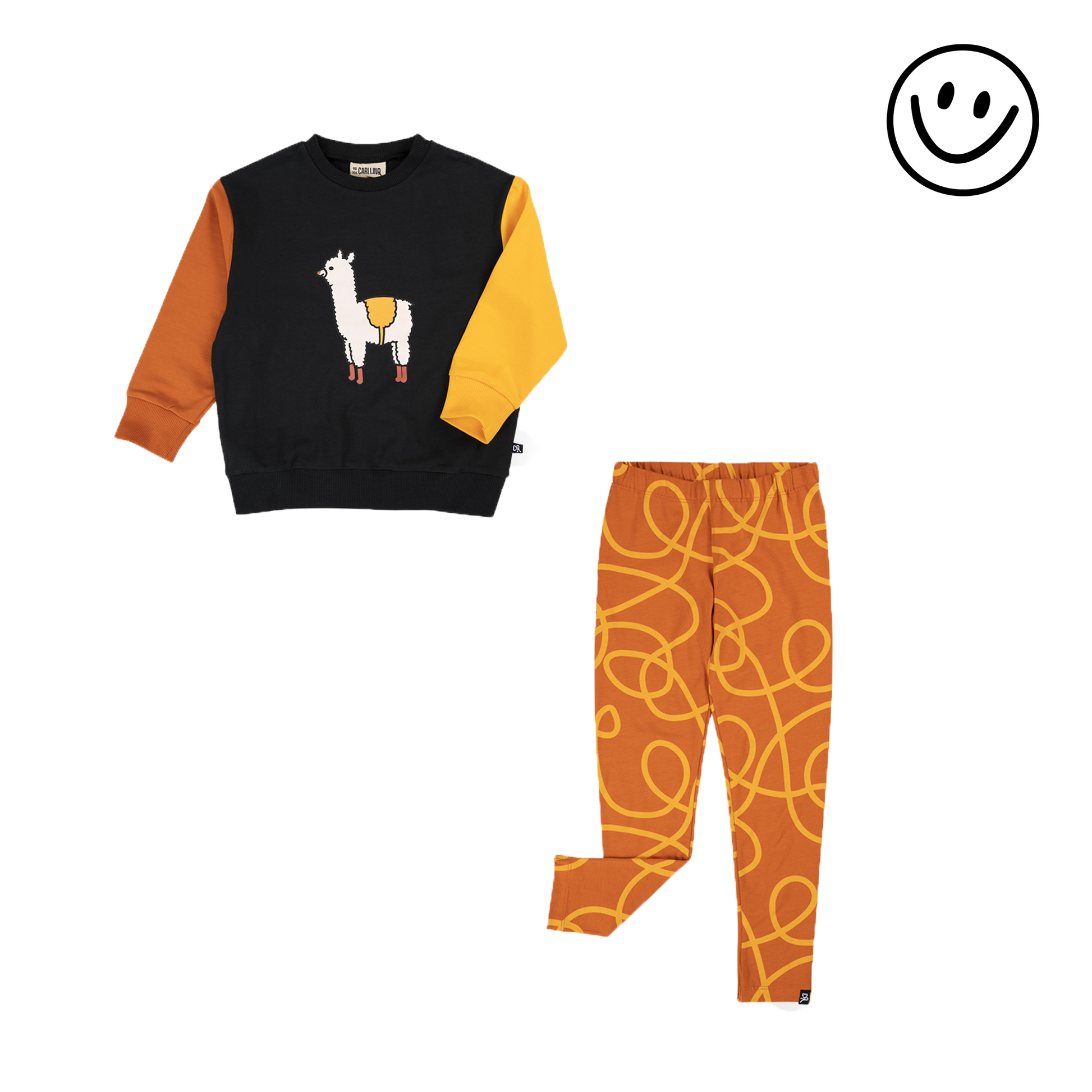 Dit is de Alpaca x lijn set van Studio Otje. De set bestaat uit een trui met een alpaca op de voorkant en een zwarte achtergrond met een oranje en een gele gekleurde mouw. De legging die eronder hoort is een oranje gekleurde legging met gele strepen.